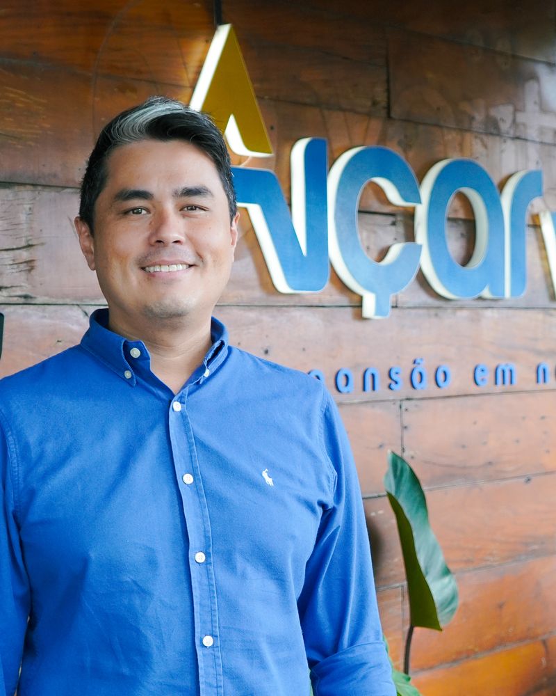 Raphael Hideki em frente à marca da Alçar Voo, em Maringá